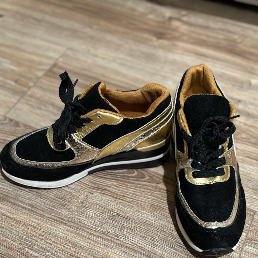 Black Gold Metallic Leather Suede Rubber 1/2 in heel Sneakers size 6